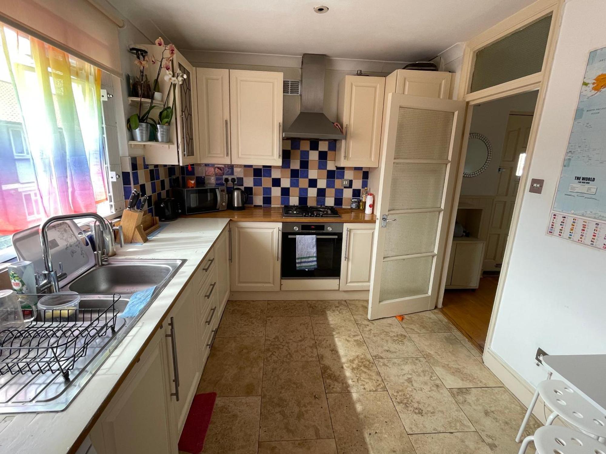 In Shared House In Kensington