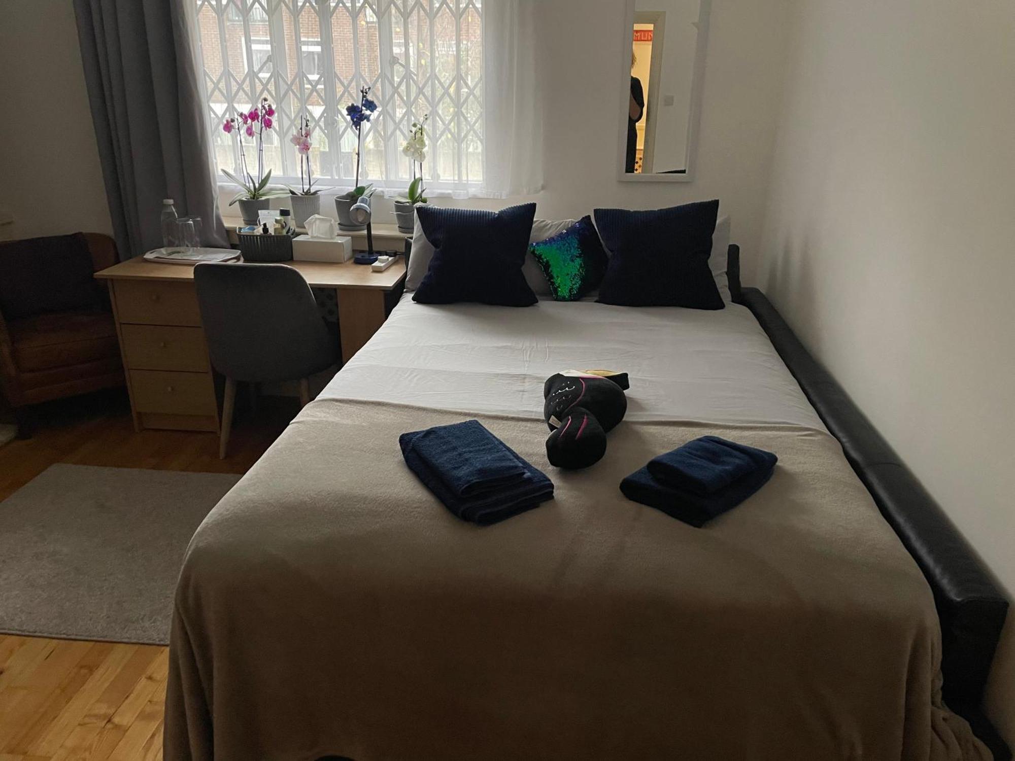 In Shared House In Kensington *